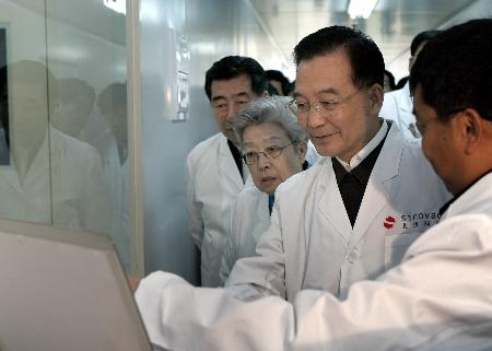 温家宝考察人用禽流感疫苗药物研制工作(组图)